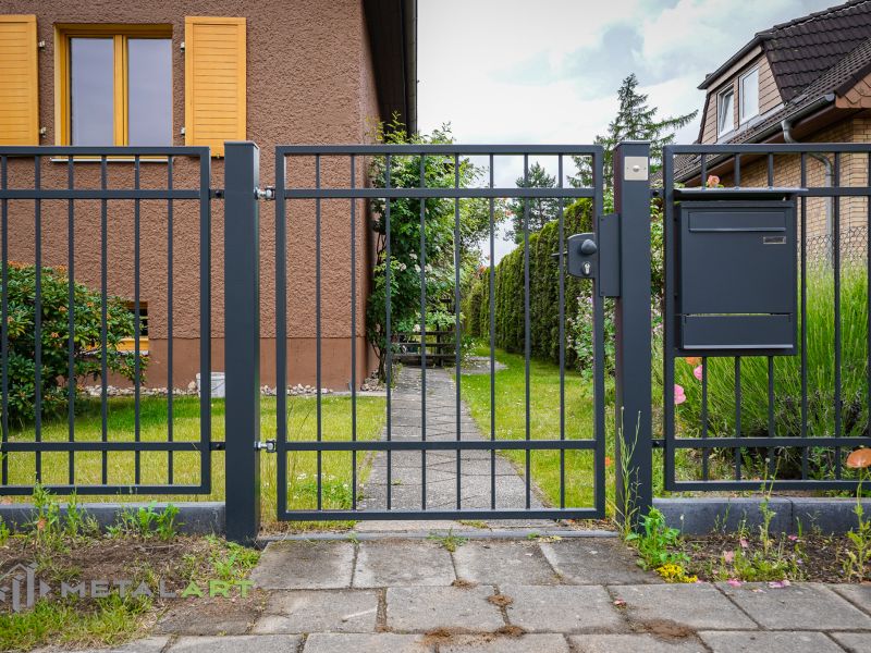Zaun in Bogen, Zaunprojekt, Zaunportfolio, Zaunmuster, Schmiedezaun, Schmiedezäune, Zaunanlage Projekt, Zaun Metal Art, Zäune aus Polen, Zaun Berlin, Zaun günstig kaufen, Zäune und Tore, klassische Zäune, Schmuckzaun, Schmuckzäune, Gartenzaun, Gartenzäune