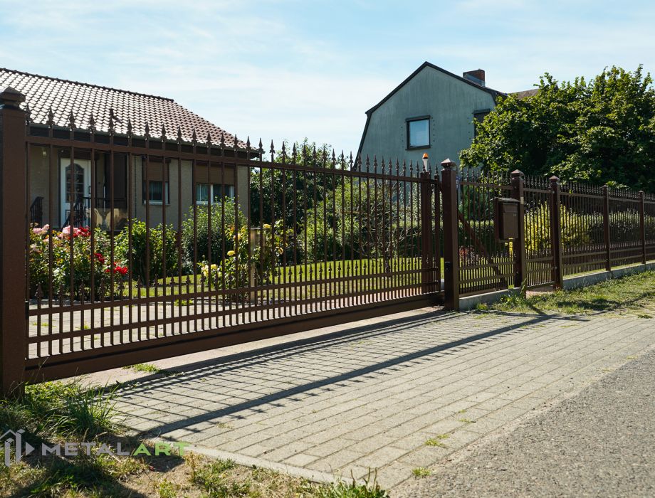 Designzaun, Zaunanlage, moderne Zäune, Zaun von Metal Art, Asymmetrisches Doppelflügeltor