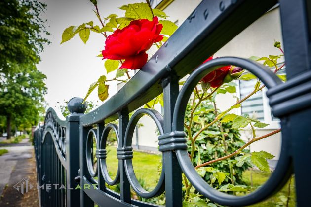 Antik-Farbe, Zaunfarbe, Bogenzaun, Zaunprojekt, Zaunportfolio, Zaunmuster, Schmiedezaun, Schmiedezäune, Zaunanlage Projekt, Zaun Metal Art, Zäune aus Polen, Zaun Berlin, Zaun günstig kaufen, Zäune und Tore, klassische Zäune, Schmuckzaun, Schmuckzäune, Gartenzaun, Gartenzäune