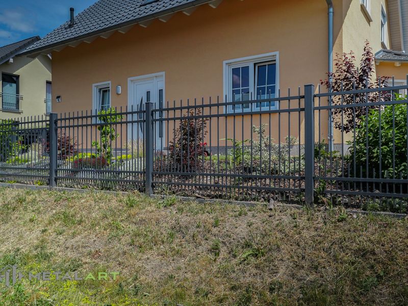 Zaun in Welle, Zaunprojekt, Zaunportfolio, Zaunmuster, Schmiedezaun, Schmiedezäune, Zaunanlage Projekt, Zaun Metal Art, Zäune aus Polen, Zaun Berlin, Zaun günstig kaufen, Zäune und Tore, klassische Zäune, Schmuckzaun, Schmuckzäune, Gartenzaun, Gartenzäune