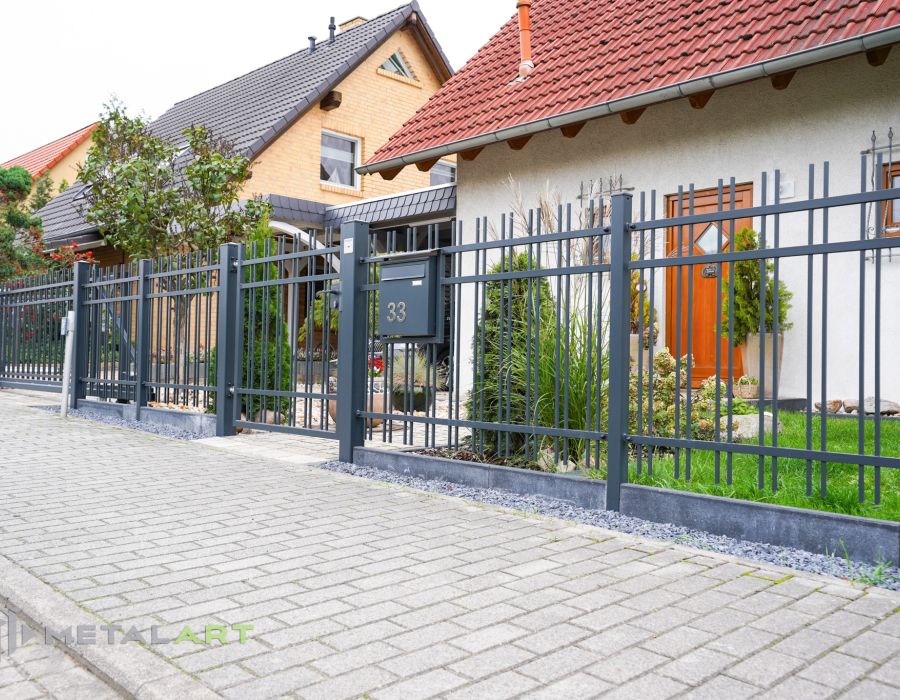 Zaunprojekt, Zaunportfolio, Zaunmuster, Schmiedezaun, Schmiedezäune, Zaunanlage Projekt, Zaun Metal Art, Zäune aus Polen, Zaun Berlin, Zaun günstig kaufen, Zäune und Tore, klassische Zäune, Gartenzaun, Gartenzäune