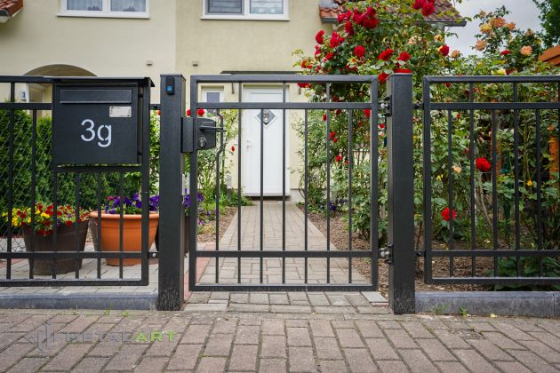 Pforte, Zaunprojekt, Zaunportfolio, Zaunmuster, Schmiedezaun, Schmiedezäune, Zaunanlage Projekt, Zaun Metal Art, Zäune aus Polen, Zaun Berlin, Zaun günstig kaufen, Zäune und Tore, klassische Zäune, Gartenzaun, Gartenzäune