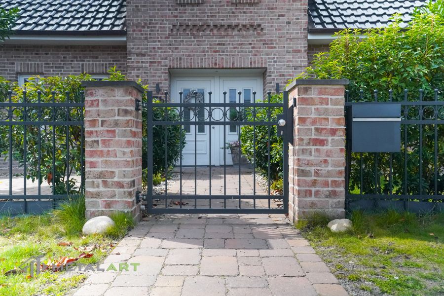 Kugelspitzen im Zaun, Zaunprojekt, Zaunportfolio, Zaunmuster, moderne Zäune, Zaunanlage Projekt, Zaun Metal Art, Zäune aus Polen, Zaun Berlin, Zaun günstig kaufen, Zäune und Tore, klassische Zäune, Schmuckzaun, Schmuckzäune