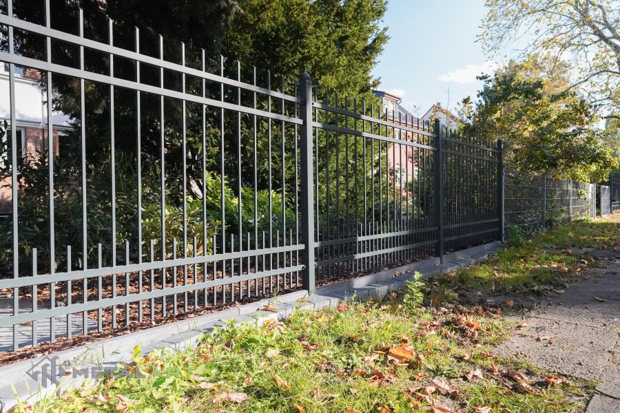 klassischer Zaun, Zaunprojekt, Zaunportfolio, Zaunmuster, Schmiedezaun, Schmiedezäune, Zaunanlage Projekt, Zaun Metal Art, Zäune aus Polen, Zaun Berlin, Zaun günstig kaufen, Zäune und Tore, klassische Zäune, Gartenzaun, Gartenzäune