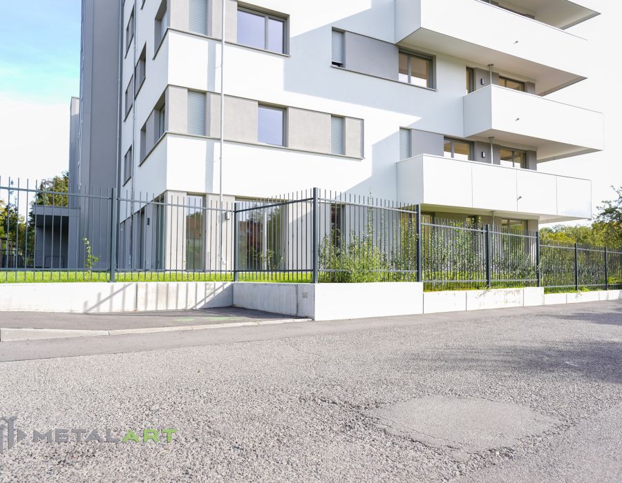 Zaunprojekt, Zaunportfolio, Zaunmuster, Schmiedezaun, Schmiedezäune, Zaunanlage Projekt, Zaun Metal Art, Zäune aus Polen, Zaun Berlin, Zaun günstig kaufen, Zäune und Tore, klassische Zäune, Gartenzaun, Gartenzäune