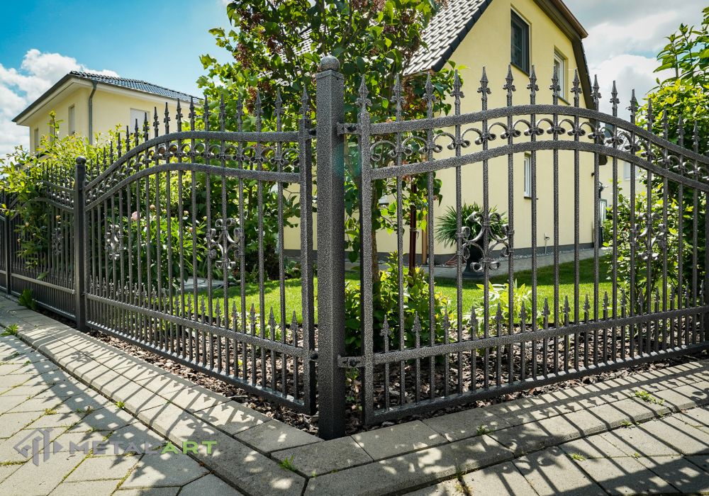 Zaun in Welle, Zaunprojekt, Zaunportfolio, Zaunmuster, Schmiedezaun, Schmiedezäune, Zaunanlage Projekt, Zaun Metal Art, Zäune aus Polen, Zaun Berlin, Zaun günstig kaufen, Zäune und Tore, klassische Zäune, Schmuckzaun, Schmuckzäune, Gartenzaun, Gartenzäune