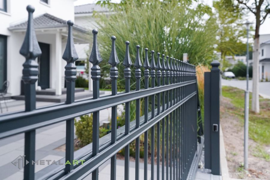 Zaunprojekt, Zaunportfolio, Zaunmuster, Schmiedezaun, Schmiedezäune, Zaunanlage Projekt, Zaun Metal Art, Zäune aus Polen, Zaun Berlin, Zaun günstig kaufen, Zäune und Tore, klassische Zäune, Gartenzaun, Gartenzäune