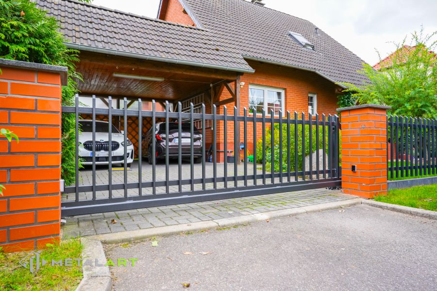 Zaunprojekt mit Schiebetor, Zaunportfolio, moderne Zäune, Zaunanlage Projekt, Zaun Metal Art, Zäune aus Polen, Zaun Berlin, Zaun günstig kaufen, Zäune und Tore