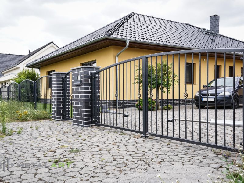 Zaunpforte, Pforte, Bogenzaun, Zaunprojekt, Zaunportfolio, Zaunmuster, Schmiedezaun, Schmiedezäune, Zaunanlage Projekt, Zaun Metal Art, Zäune aus Polen, Zaun Berlin, Zaun günstig kaufen, Zäune und Tore, klassische Zäune, Schmuckzaun, Schmuckzäune, Gartenzaun, Gartenzäune