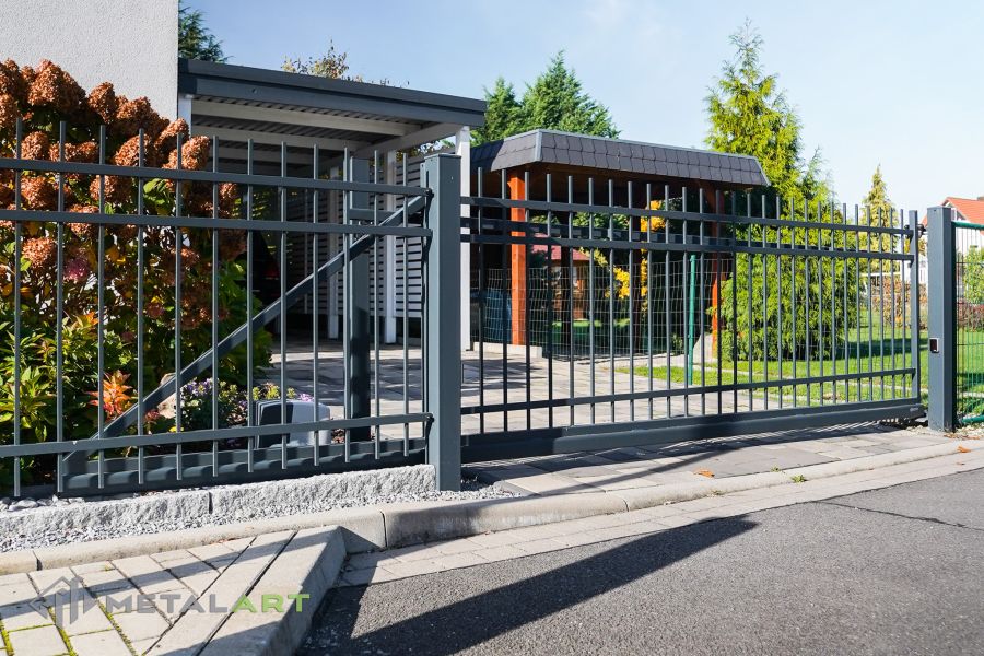 Zaunprojekt, Zaunportfolio, Zaunmuster, Schmiedezaun, Schmiedezäune, Zaunanlage Projekt, Zaun Metal Art, Zäune aus Polen, Zaun Berlin, Zaun günstig kaufen, Zäune und Tore, klassische Zäune, Gartenzaun, Gartenzäune