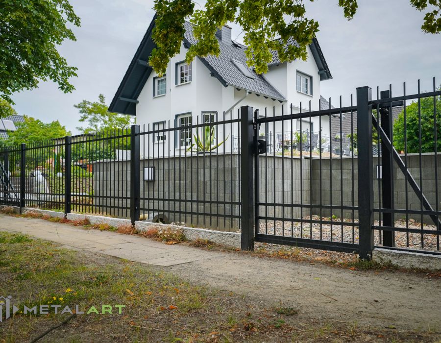Zaunprojekt, Zaunportfolio, Zaunmuster, Schmiedezaun, Schmiedezäune, Zaunanlage Projekt, Zaun Metal Art, Zäune aus Polen, Zaun Berlin, Zaun günstig kaufen, Zäune und Tore, klassische Zäune, Gartenzaun, Gartenzäune