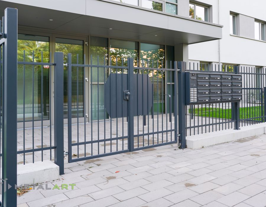 Zaunprojekt, Zaunportfolio, Zaunmuster, Schmiedezaun, Schmiedezäune, Zaunanlage Projekt, Zaun Metal Art, Zäune aus Polen, Zaun Berlin, Zaun günstig kaufen, Zäune und Tore, klassische Zäune, Gartenzaun, Gartenzäune