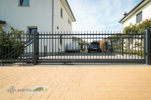 Zaunprojekt, Zaunportfolio, Zaunmuster, Schmiedezaun, Schmiedezäune, Zaunanlage Projekt, Zaun Metal Art, Zäune aus Polen, Zaun Berlin, Zaun günstig kaufen, Zäune und Tore, klassische Zäune, Gartenzaun, Gartenzäune