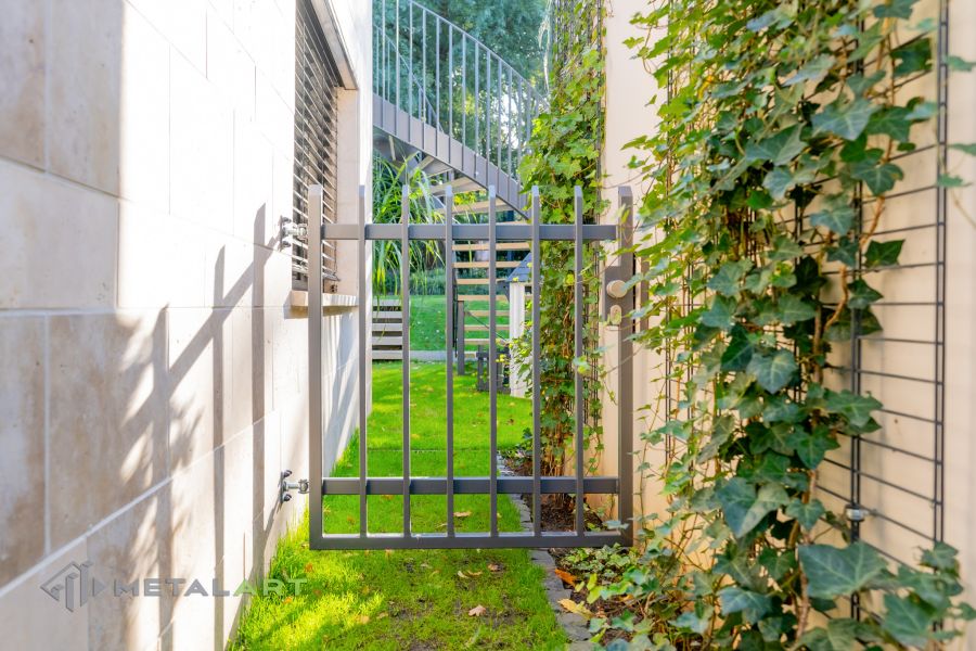 Moderne Zaunanlage mit Schiebetor, Zaunprojekt, Zaunportfolio, moderne Zäune, Zaunanlage Projekt, Zaun Metal Art, Zäune aus Polen, Zaun Berlin, Zaun günstig kaufen, Zäune und Tore