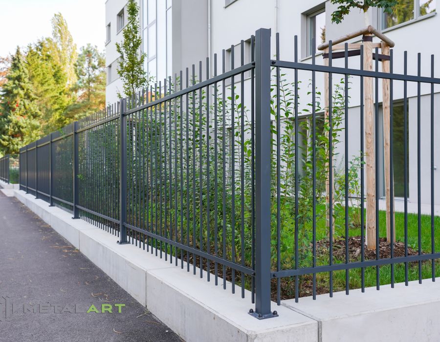 Zaunprojekt, Zaunportfolio, Zaunmuster, Schmiedezaun, Schmiedezäune, Zaunanlage Projekt, Zaun Metal Art, Zäune aus Polen, Zaun Berlin, Zaun günstig kaufen, Zäune und Tore, klassische Zäune, Gartenzaun, Gartenzäune
