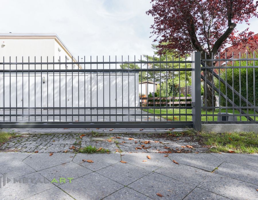 Zaunprojekt, Zaunportfolio, Zaunmuster, Schmiedezaun, Schmiedezäune, Zaunanlage Projekt, Zaun Metal Art, Zäune aus Polen, Zaun Berlin, Zaun günstig kaufen, Zäune und Tore, klassische Zäune, Gartenzaun, Gartenzäune