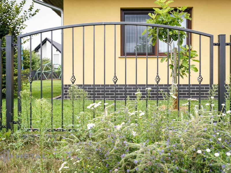 Zaunpforte, Pforte, Bogenzaun, Zaunprojekt, Zaunportfolio, Zaunmuster, Schmiedezaun, Schmiedezäune, Zaunanlage Projekt, Zaun Metal Art, Zäune aus Polen, Zaun Berlin, Zaun günstig kaufen, Zäune und Tore, klassische Zäune, Schmuckzaun, Schmuckzäune, Gartenzaun, Gartenzäune