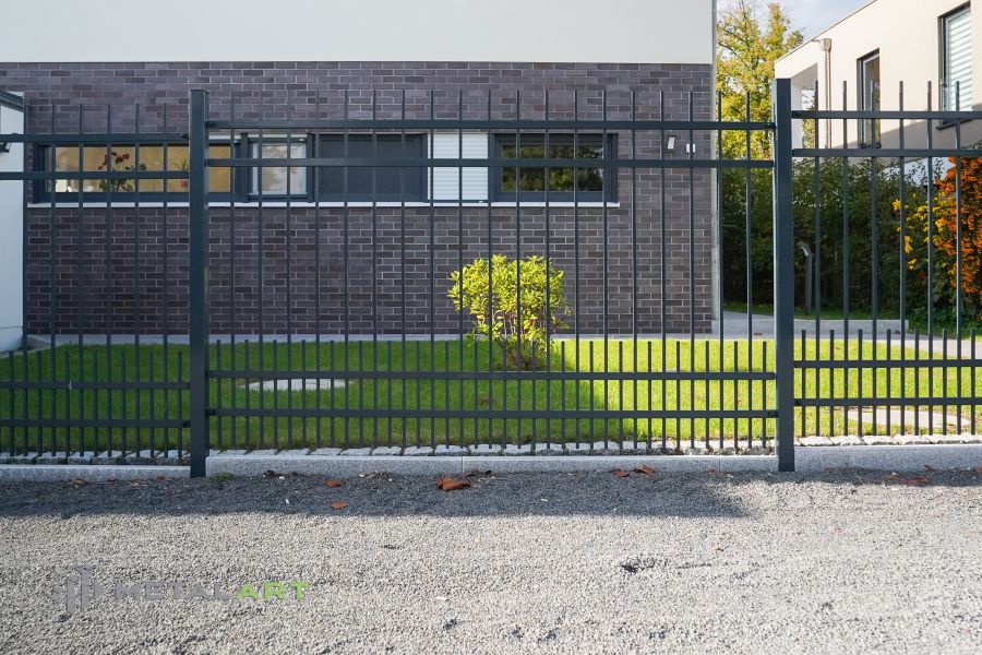 klassischer Zaun, Zaunprojekt, Zaunportfolio, Zaunmuster, Schmiedezaun, Schmiedezäune, Zaunanlage Projekt, Zaun Metal Art, Zäune aus Polen, Zaun Berlin, Zaun günstig kaufen, Zäune und Tore, klassische Zäune, Gartenzaun, Gartenzäune