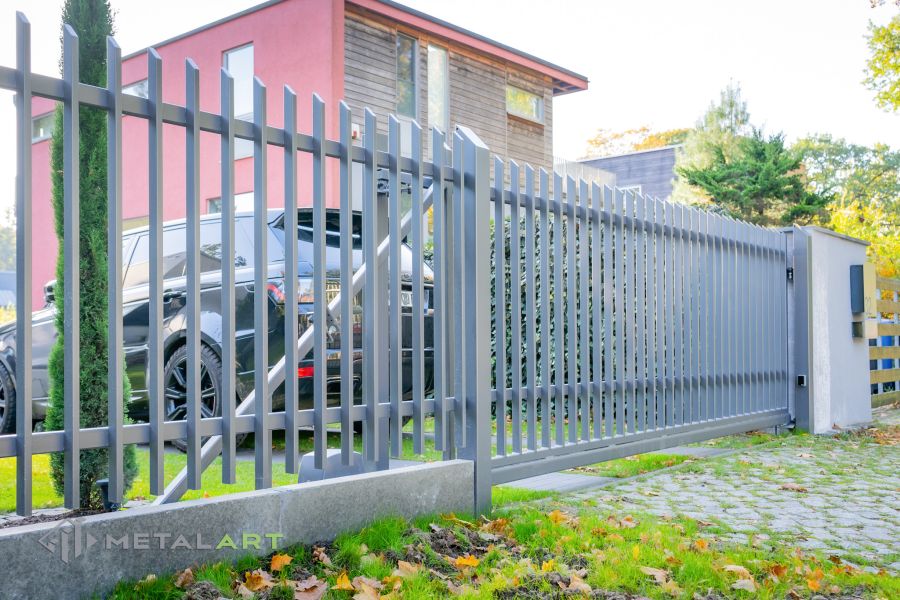 Moderne Zaunanlage mit Schiebetor, Zaunprojekt, Zaunportfolio, moderne Zäune, Zaunanlage Projekt, Zaun Metal Art, Zäune aus Polen, Zaun Berlin, Zaun günstig kaufen, Zäune und Tore