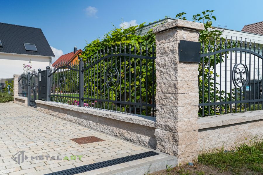 Ornament im Zaun, Zaunprojekt, Schmiedezaun, Zaunanlage in Welle, Zaun Metal Art, Zäune aus Polen, Zaun Berlin, Zäune und Tore, klassische Zäune, Schmuckzäune, Gartenzaun