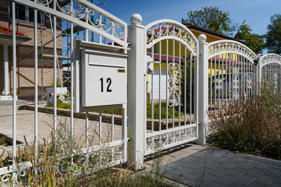Schmuckzaun, Ornament im Zaun, Zaunprojekt, Schmiedezaun, Zaunanlage in Welle, Zaun Metal Art, Zäune aus Polen, Zaun Berlin, Zäune und Tore, klassische Zäune, Schmuckzäune, Gartenzaun