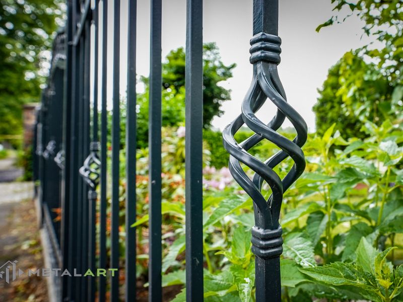 Zaun in Welle, Zaunprojekt, Zaunportfolio, Zaunmuster, Schmiedezaun, Schmiedezäune, Zaunanlage Projekt, Zaun Metal Art, Zäune aus Polen, Zaun Berlin, Zaun günstig kaufen, Zäune und Tore, klassische Zäune, Schmuckzaun, Schmuckzäune, Gartenzaun, Gartenzäune
