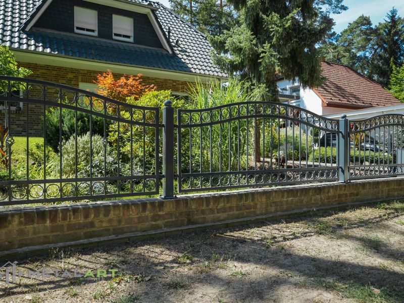 Zaun in Welle, Zaunprojekt, Zaunportfolio, Zaunmuster, Schmiedezaun, Schmiedezäune, Zaunanlage Projekt, Zaun Metal Art, Zäune aus Polen, Zaun Berlin, Zaun günstig kaufen, Zäune und Tore, klassische Zäune, Schmuckzaun, Schmuckzäune, Gartenzaun, Gartenzäune