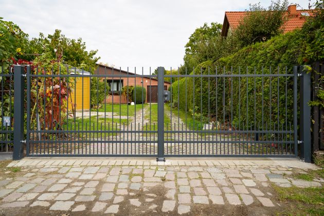 Doppelflügeltor, Zauntore, Tore, Zaunprojekt, Zaunportfolio, Zaunmuster, Schmiedezaun, Schmiedezäune, Zaunanlage Projekt, Zaun Metal Art, Zäune aus Polen, Zaun Berlin, Zaun günstig kaufen, Zäune und Tore, klassische Zäune, Gartenzaun, Gartenzäune