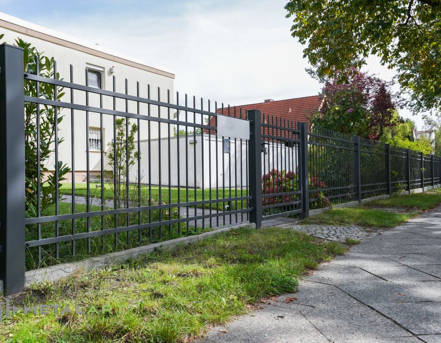 Zaunprojekt, Zaunportfolio, Zaunmuster, Schmiedezaun, Schmiedezäune, Zaunanlage Projekt, Zaun Metal Art, Zäune aus Polen, Zaun Berlin, Zaun günstig kaufen, Zäune und Tore, klassische Zäune, Gartenzaun, Gartenzäune