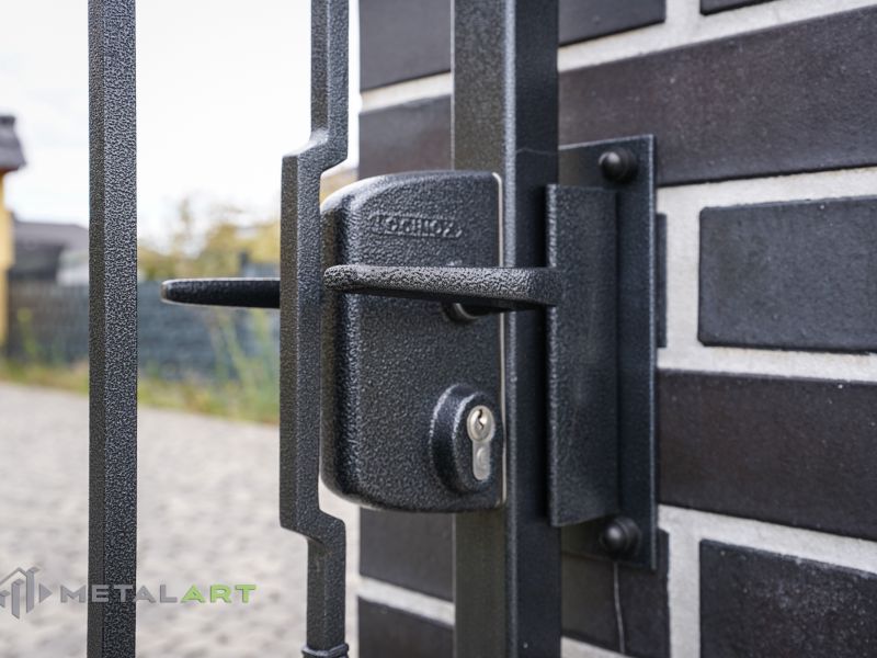 Zaunpforte, Pforte, Bogenzaun, Zaunprojekt, Zaunportfolio, Zaunmuster, Schmiedezaun, Schmiedezäune, Zaunanlage Projekt, Zaun Metal Art, Zäune aus Polen, Zaun Berlin, Zaun günstig kaufen, Zäune und Tore, klassische Zäune, Schmuckzaun, Schmuckzäune, Gartenzaun, Gartenzäune