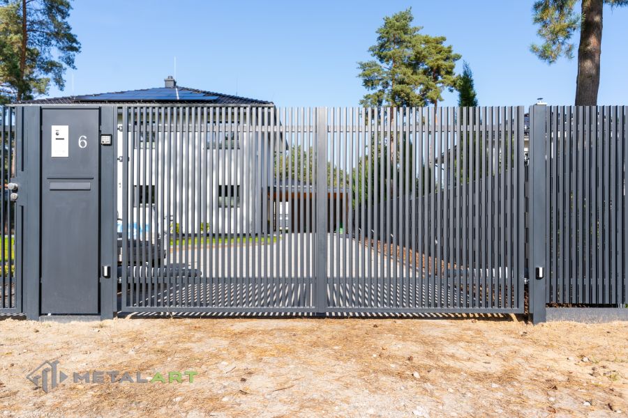 Zauntore, Drehtor, Zaunprojekt, Zaunportfolio, Zaunmuster, moderne Zäune, Zaunanlage Projekt, Zaun Metal Art, Zäune aus Polen, Zaun Berlin, Zaun günstig kaufen, Zäune und Tore