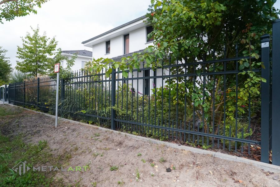 Zaunprojekt, Zaunportfolio, Zaunmuster, Schmiedezaun, Schmiedezäune, Zaunanlage Projekt, Zaun Metal Art, Zäune aus Polen, Zaun Berlin, Zaun günstig kaufen, Zäune und Tore, klassische Zäune, Gartenzaun, Gartenzäune