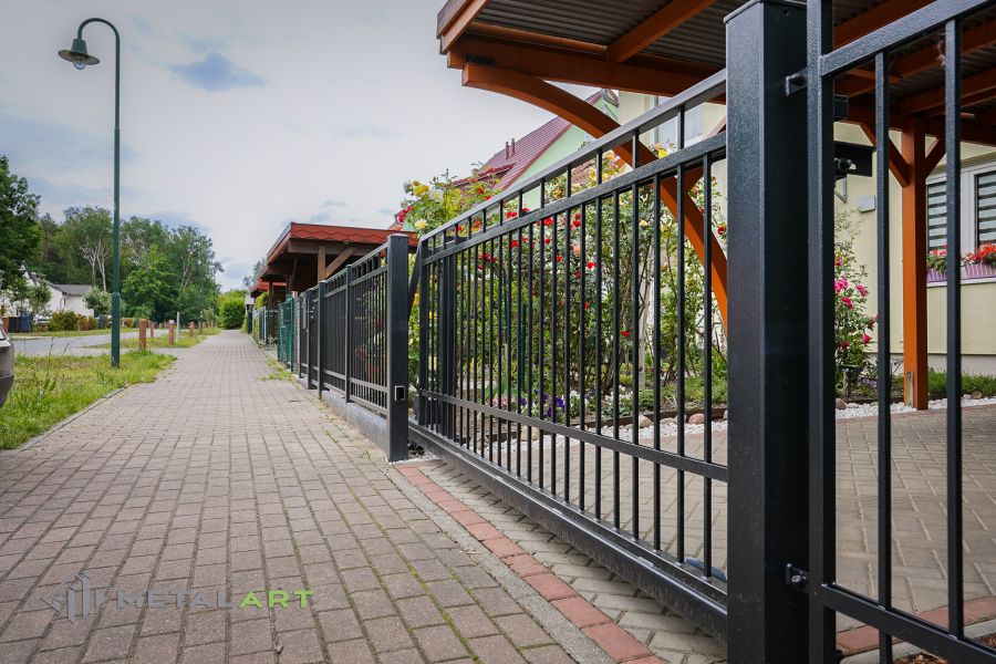 Rahmenzaun, Zaunprojekt, Zaunportfolio, Zaunmuster, Schmiedezaun, Schmiedezäune, Zaunanlage Projekt, Zaun Metal Art, Zäune aus Polen, Zaun Berlin, Zaun günstig kaufen, Zäune und Tore, klassische Zäune, Gartenzaun, Gartenzäune