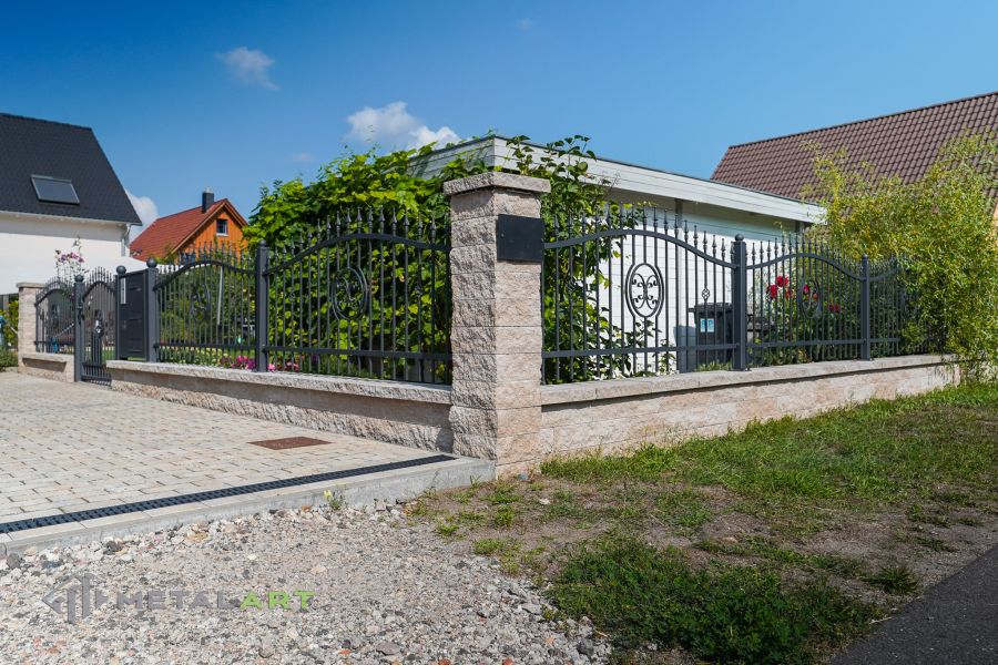 Ornament im Zaun, Zaunprojekt, Schmiedezaun, Zaunanlage in Welle, Zaun Metal Art, Zäune aus Polen, Zaun Berlin, Zäune und Tore, klassische Zäune, Schmuckzäune, Gartenzaun
