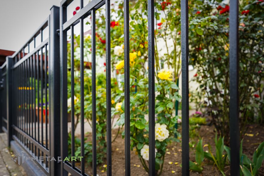 Rahmenzaun, Zaunprojekt, Zaunportfolio, Zaunmuster, Schmiedezaun, Schmiedezäune, Zaunanlage Projekt, Zaun Metal Art, Zäune aus Polen, Zaun Berlin, Zaun günstig kaufen, Zäune und Tore, klassische Zäune, Gartenzaun, Gartenzäune
