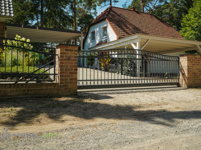 Bogenzaun, Zaunprojekt, Zaunportfolio, Zaunmuster, Schmiedezaun, Schmiedezäune, Zaunanlage Projekt, Zaun Metal Art, Zäune aus Polen, Zaun Berlin, Zaun günstig kaufen, Zäune und Tore, klassische Zäune, Schmuckzaun, Schmuckzäune, Gartenzaun, Gartenzäune