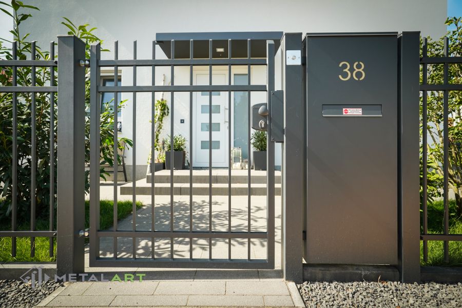 Zaunprojekt, Zaunportfolio, Zaunmuster, Schmiedezaun, Schmiedezäune, Zaunanlage Projekt, Zaun Metal Art, Zäune aus Polen, Zaun Berlin, Zaun günstig kaufen, Zäune und Tore, klassische Zäune, Gartenzaun, Gartenzäune