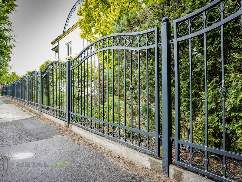 Bogenzaun, Zaunprojekt, Zaunportfolio, Zaunmuster, Schmiedezaun, Schmiedezäune, Zaunanlage Projekt, Zaun Metal Art, Zäune aus Polen, Zaun Berlin, Zaun günstig kaufen, Zäune und Tore, klassische Zäune, Schmuckzaun, Schmuckzäune, Gartenzaun, Gartenzäune