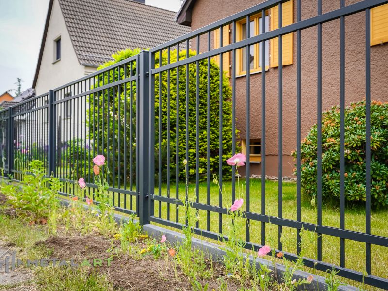 Zaun in Bogen, Zaunprojekt, Zaunportfolio, Zaunmuster, Schmiedezaun, Schmiedezäune, Zaunanlage Projekt, Zaun Metal Art, Zäune aus Polen, Zaun Berlin, Zaun günstig kaufen, Zäune und Tore, klassische Zäune, Schmuckzaun, Schmuckzäune, Gartenzaun, Gartenzäune