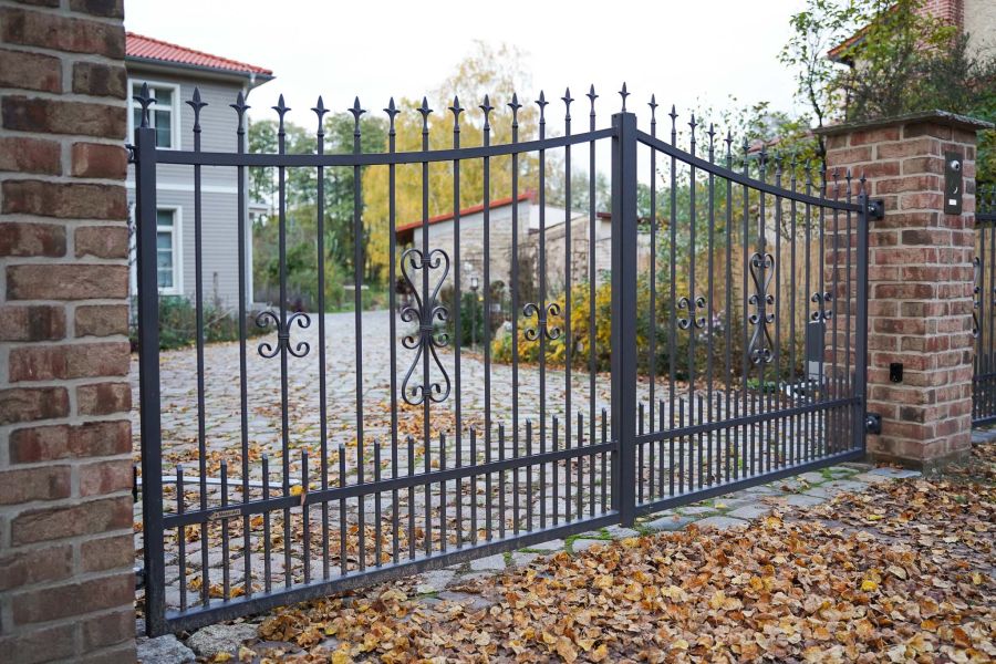 Schmuckzaun, Doppelflügeltor, Zaunprojekt, Zaunportfolio, Zaunmuster, Schmiedezaun, Schmiedezäune, Zaunanlage Projekt, Zaun Metal Art, Zäune aus Polen, Zaun Berlin, Zaun günstig kaufen, Zäune und Tore, klassische Zäune, Schmuckzaun, Schmuckzäune