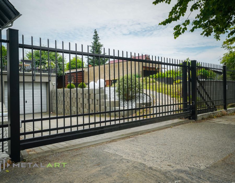 Zaunprojekt, Zaunportfolio, Zaunmuster, Schmiedezaun, Schmiedezäune, Zaunanlage Projekt, Zaun Metal Art, Zäune aus Polen, Zaun Berlin, Zaun günstig kaufen, Zäune und Tore, klassische Zäune, Gartenzaun, Gartenzäune