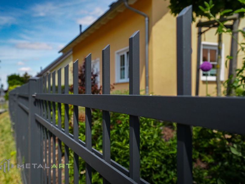Zaun in Welle, Zaunprojekt, Zaunportfolio, Zaunmuster, Schmiedezaun, Schmiedezäune, Zaunanlage Projekt, Zaun Metal Art, Zäune aus Polen, Zaun Berlin, Zaun günstig kaufen, Zäune und Tore, klassische Zäune, Schmuckzaun, Schmuckzäune, Gartenzaun, Gartenzäune