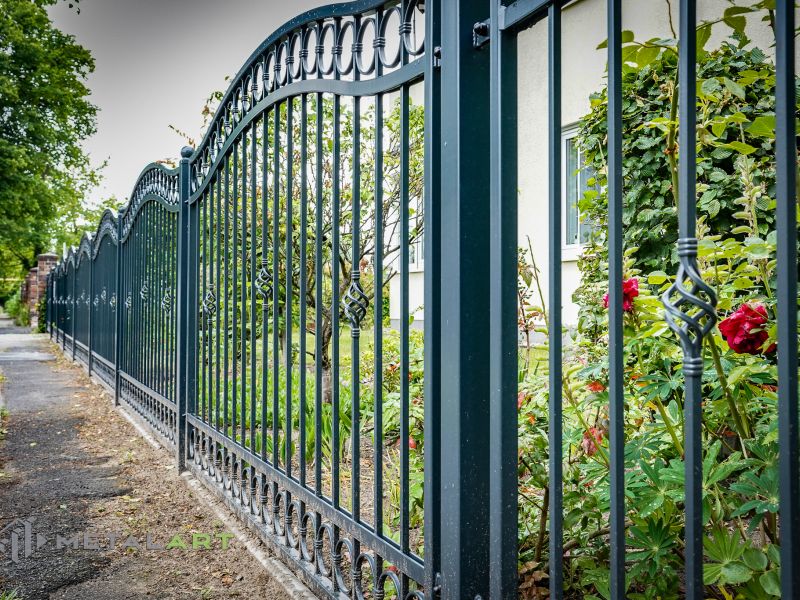 Zaun in Welle, Zaunprojekt, Zaunportfolio, Zaunmuster, Schmiedezaun, Schmiedezäune, Zaunanlage Projekt, Zaun Metal Art, Zäune aus Polen, Zaun Berlin, Zaun günstig kaufen, Zäune und Tore, klassische Zäune, Schmuckzaun, Schmuckzäune, Gartenzaun, Gartenzäune