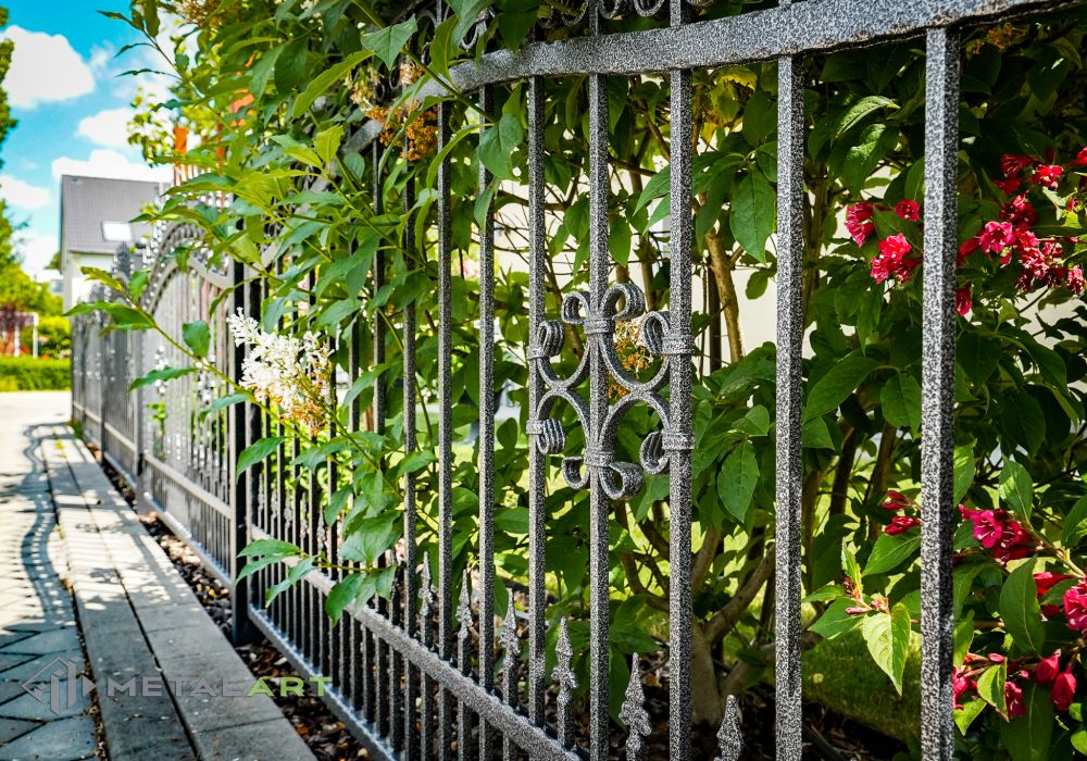 Zaun in Welle, Zaunprojekt, Zaunportfolio, Zaunmuster, Schmiedezaun, Schmiedezäune, Zaunanlage Projekt, Zaun Metal Art, Zäune aus Polen, Zaun Berlin, Zaun günstig kaufen, Zäune und Tore, klassische Zäune, Schmuckzaun, Schmuckzäune, Gartenzaun, Gartenzäune