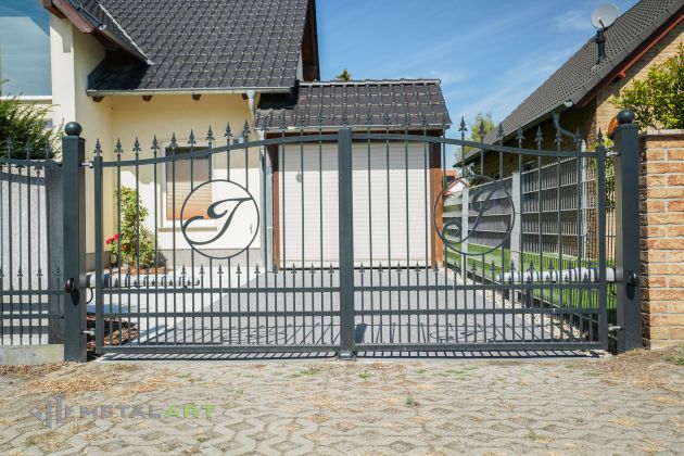 Doppelflügeltor, Zauntore, Tore, Zaunprojekt, Zaunportfolio, Zaunmuster, Schmiedezaun, Schmiedezäune, Zaunanlage Projekt, Zaun Metal Art, Zäune aus Polen, Zaun Berlin, Zaun günstig kaufen, Zäune und Tore, klassische Zäune, Gartenzaun, Gartenzäune