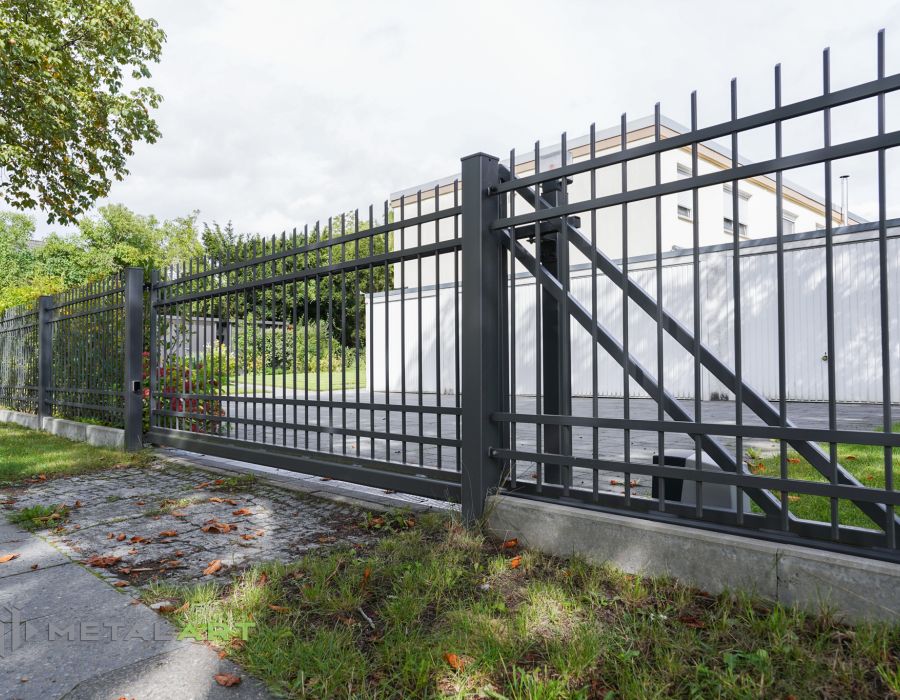 Zaunprojekt, Zaunportfolio, Zaunmuster, Schmiedezaun, Schmiedezäune, Zaunanlage Projekt, Zaun Metal Art, Zäune aus Polen, Zaun Berlin, Zaun günstig kaufen, Zäune und Tore, klassische Zäune, Gartenzaun, Gartenzäune