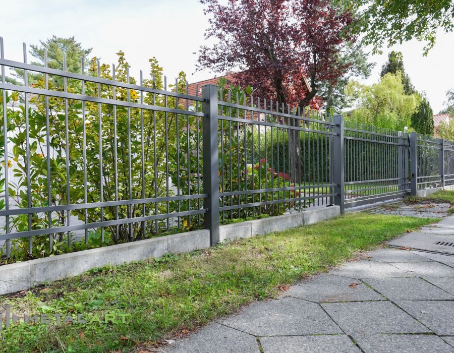 Zaunprojekt, Zaunportfolio, Zaunmuster, Schmiedezaun, Schmiedezäune, Zaunanlage Projekt, Zaun Metal Art, Zäune aus Polen, Zaun Berlin, Zaun günstig kaufen, Zäune und Tore, klassische Zäune, Gartenzaun, Gartenzäune