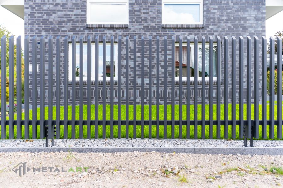 Zaunprojekt mit Schiebetor mit integrierter Pforte, Zaunportfolio, moderne Zäune, Zaunanlage Projekt, Zaun Metal Art, Zäune aus Polen, Zaun Berlin, Zaun günstig kaufen, Zäune und Tore