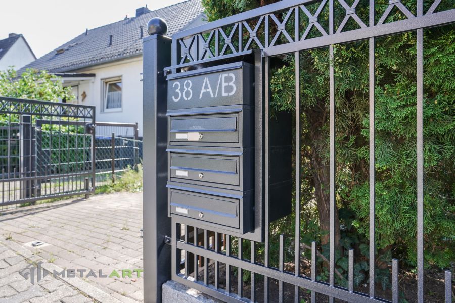 Schmuckzäune, Zaunprojekt, Zaunportfolio, Zaunmuster, Schmiedezaun, Schmiedezäune, Zaunanlage Projekt, Zaun Metal Art, Zäune aus Polen, Zaun Berlin, Zaun günstig kaufen, Zäune und Tore, klassische Zäune, Schmuckzaun, Schiebetor