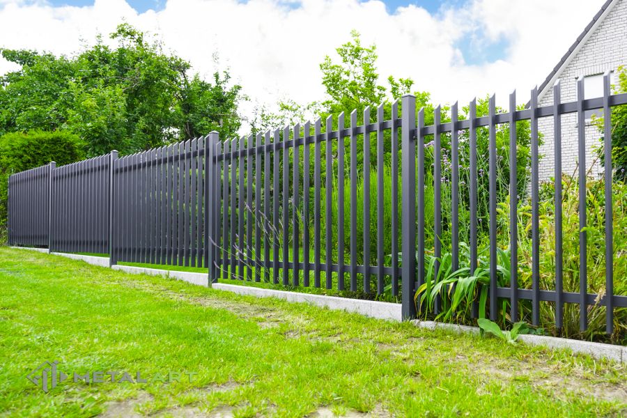 Zaunprojekt mit Schiebetor mit integrierter Pforte, Zaunportfolio, moderne Zäune, Zaunanlage Projekt, Zaun Metal Art, Zäune aus Polen, Zaun Berlin, Zaun günstig kaufen, Zäune und Tore